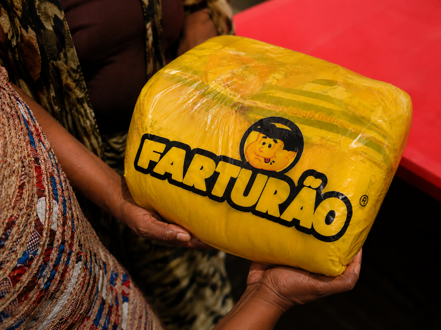 Cesta Farturão sendo entregue